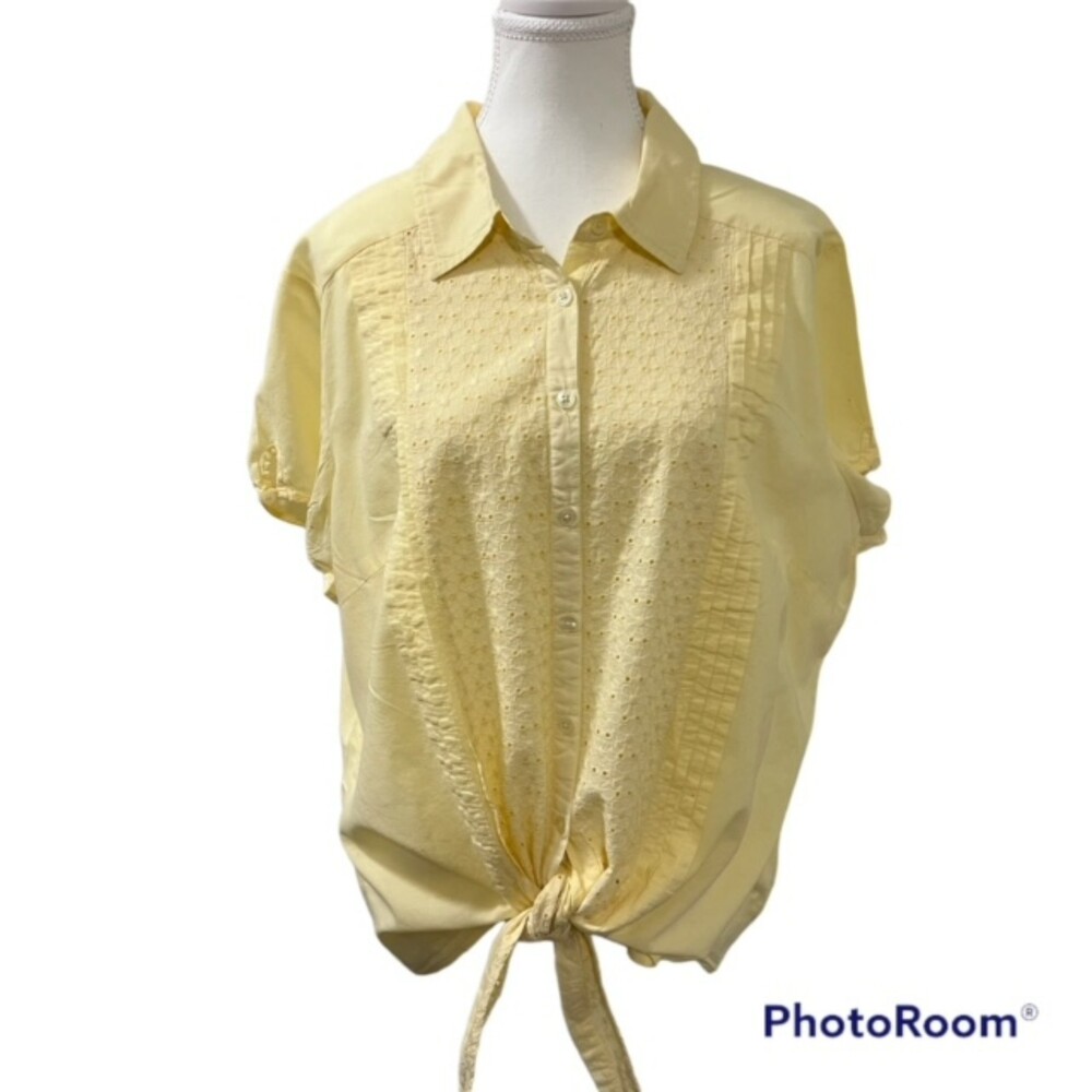 Dressbarn Light Yellow Pleated Eyelet Embroidered Tie Front Top Size 2X